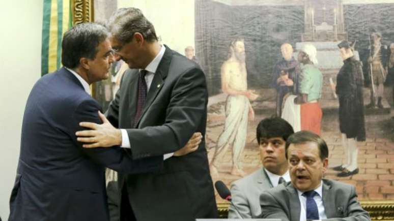 José Eduardo Cardozo (à esq.) voltou a fazer defesa do governo na comissão 