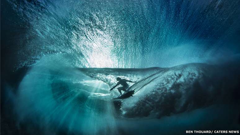 S&eacute;rie de imagens foi produzida pelo franc&ecirc;s Ben Thouard a partir do fundo do Oceano Pac&iacute;fico, em meio &agrave;s &aacute;guas cristalinas da costa do Taiti, na Polin&eacute;sia Francesa (Ben Thouard I Caters News) 'A onda &eacute; muito poderosa e s&oacute; quebra a alguns cent&iacute;metros de dist&acirc;ncia do afiado recife de corais abaixo - voc&ecirc; sempre corre o risco de ser pego pela onda, o que pode ser perigoso.'