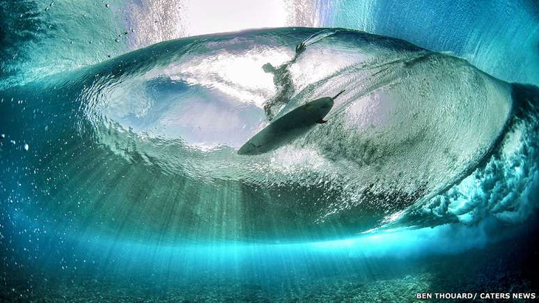 'A sensa&ccedil;&atilde;o de estar debaixo d'&aacute;gua e ver uma onda quebrando e o surfista passando &eacute; incr&iacute;vel', diz Thouard.