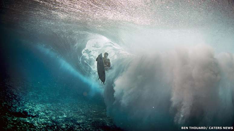 'A &aacute;gua s&oacute; fica t&atilde;o clara e transparente por alguns poucos dias do ano, ent&atilde;o, essas fotos s&atilde;o resultado de uma longa miss&atilde;o - voc&ecirc; precisa estar no lugar certo, na hora certa, com o surfista certo.'