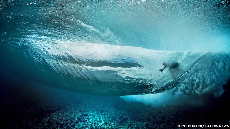 O Taiti &eacute; a maior ilha da Polin&eacute;sia Francesa, que fica no Oceano Pac&iacute;fico e &eacute; composta por 118 ilhas vulc&acirc;nicas e de coral ou at&oacute;is. Com clima quente o ano todo, lagoas tranquilas e picos de vulc&otilde;es, &eacute; simpels entender por que a ilha &eacute; t&atilde;o popular entre turistas.