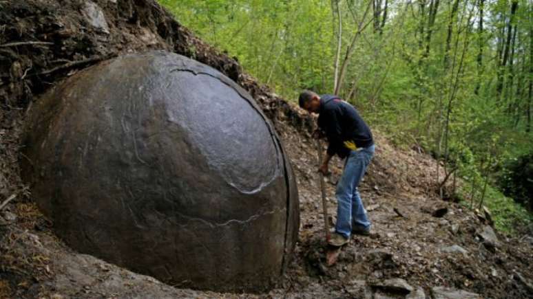 Arqueólogos bósnios dizem acreditar que pedra é a mais antiga criada pelo homem; tese é refutada por especialistas 