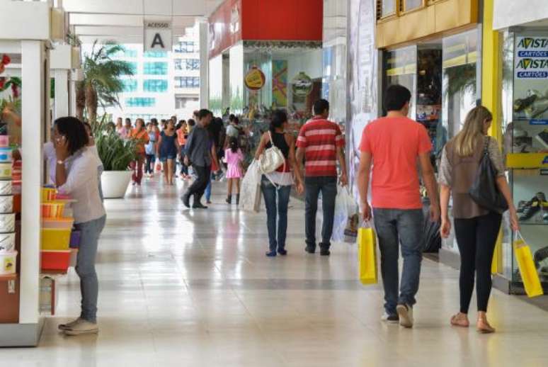 Brasília – A associação sugere o fechamento dos shoppings no domingo como ato de apoio ao processo de impeachment e justifica a decisão citando a crise política e econômica 