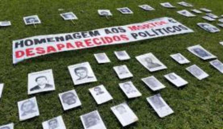 No gramado, fotos de mortos e desaparecidos políticos durante o regime militar