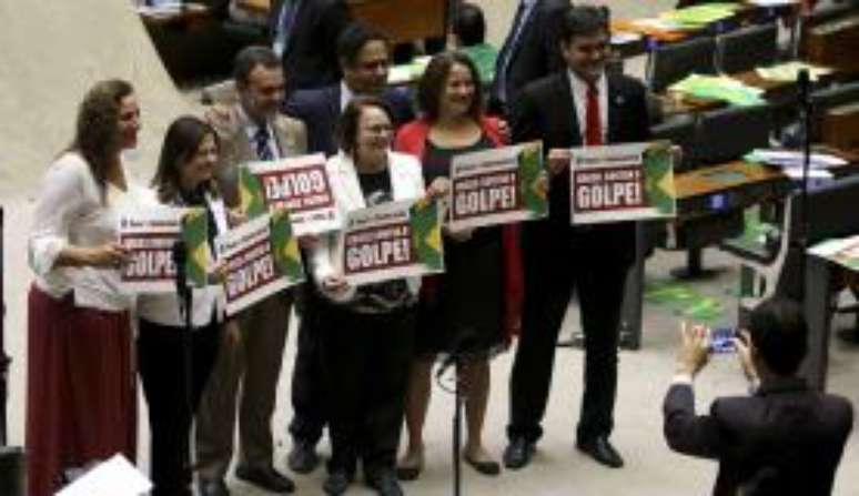 Deputados do PCdoB seguravam cartazes com frases como &quot;Brasil contra o golpe&quot; 