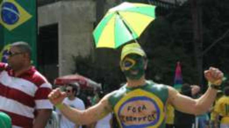 Protestos contra o governo t&ecirc;m bandeiras pelo fim da corrup&ccedil;&atilde;o e pela sa&iacute;da de Dilma