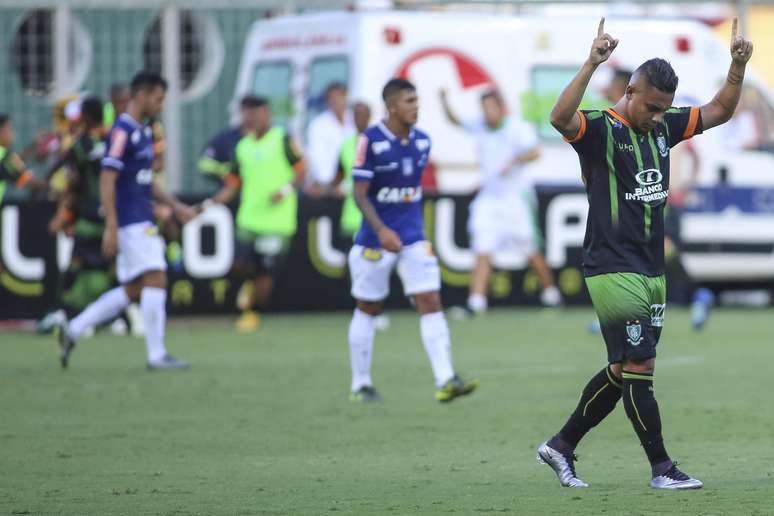 Rafael Bastos, jogador do América-MG, comemora seu gol durante a primeira partida contra o Cruzeiro, válida pela semifinal do Campeonato Mineiro 2016