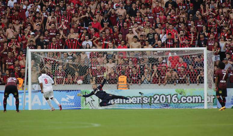 Lúcio Flávio (9), jogador do Paraná Clube, comemora seu gol durante a primeira partida contra o Atlético-PR, válida pelas semifinais do Campeonato Paranaense 2016