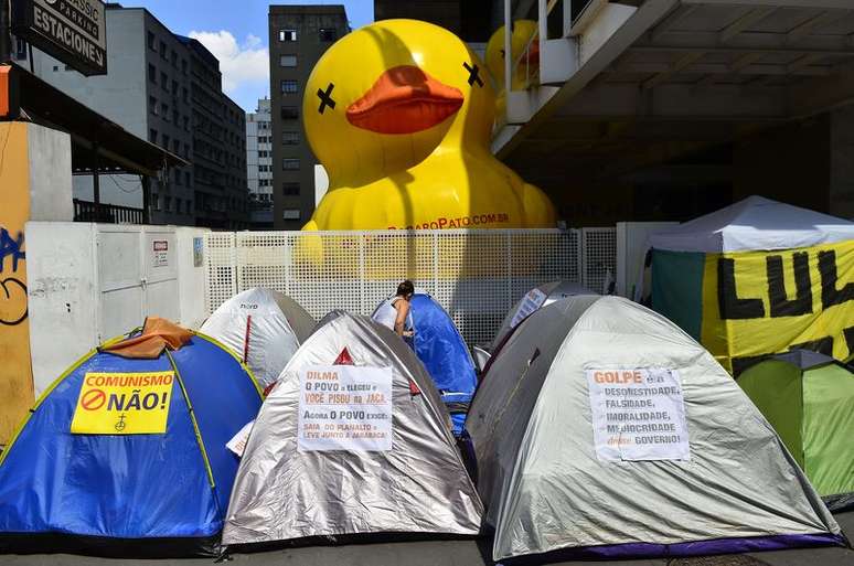 Manifestantes pr&oacute;-impeachment acampam em frente ao pr&eacute;dio da Fiesp, na Avenida Paulista