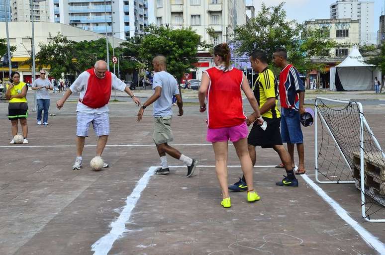 Jogo de futebol, no Largo da Batata, re&uacute;ne manifestantes contr&aacute;rios ao impeachment