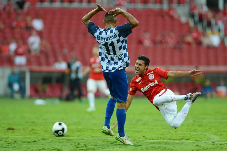 Alisson Farias (D), jogador do Internacional-RS, durante a primeira partida contra o São José-RS, válida pela semifinal do Campeonato Gaúcho 2016
