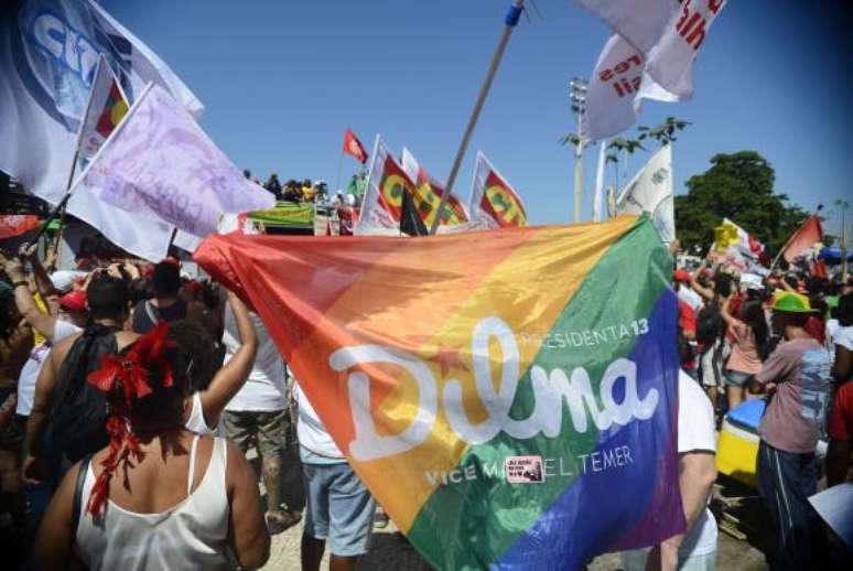 Rio de Janeiro - Manifestação contra o impeachment da presidente Dilma Rousseff na Praia de Copacabana