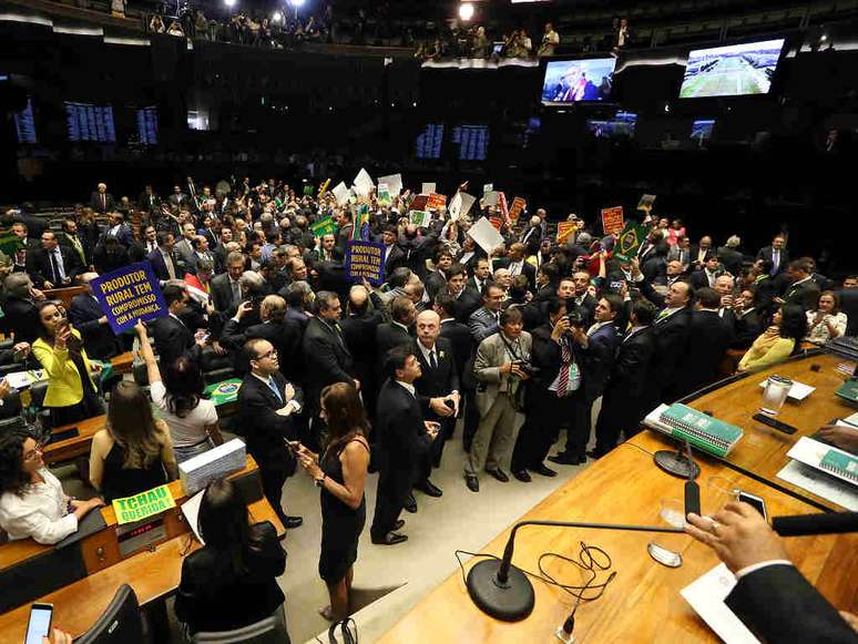 Câmara dos Deputados vota neste domingo (17) pelo prosseguimento ou não do processo de impeachment