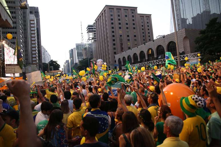 Concentração de manifestantes que defendem o impeachment da presidenta Dilma Rousseff na Avenida Paulista