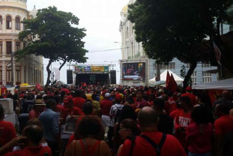 Manifestantes instalaram telões no centro do Recife para acompanhar a votação na Câmara