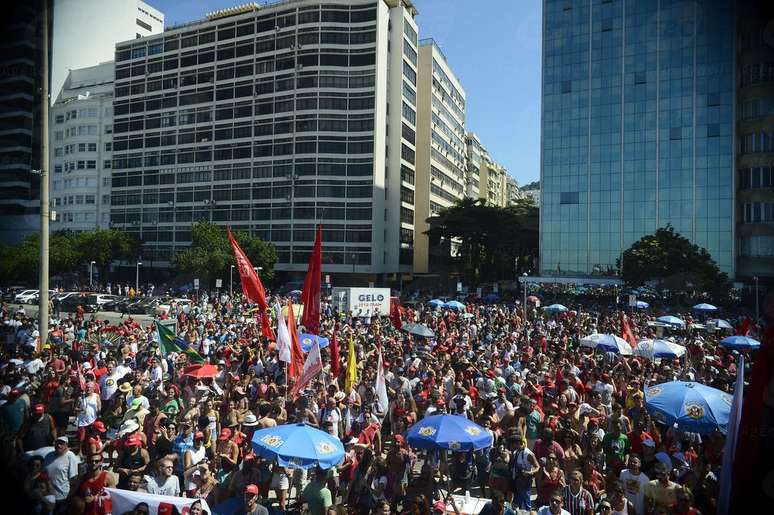 Rio de Janeiro - A concentração começou às 9h, na altura do Posto 3, na Rua Hilário de Gouvea, e seguiu até o Leme, onde ocorreu a dispersão