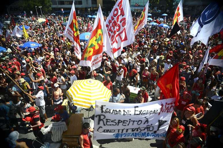 Rio de Janeiro - Jovens de comunidades do entorno de Copacabana participaram do ato