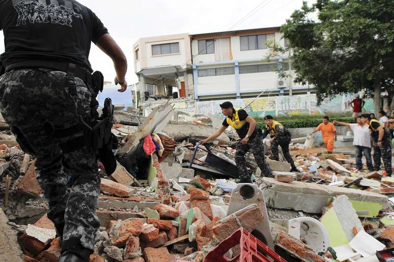 Cruz Vermelha, militares e policiais buscam sobreviventes a terremoto no Equador