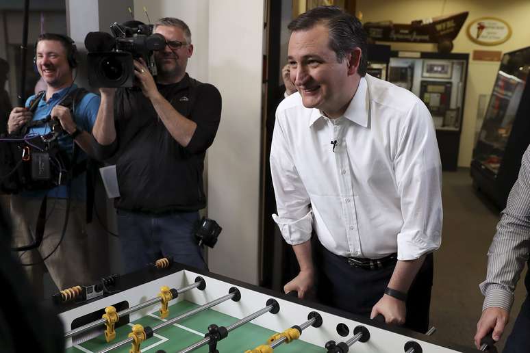 Ted Cruz joga pebolim em NY em 15 de abril. 