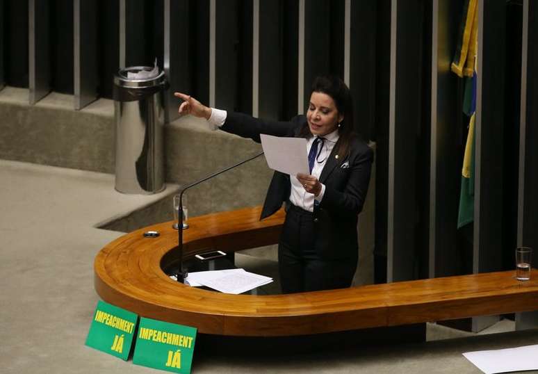 Deputada Raquel Muniz (PSD-MG), mencionou o marido Ruy Muniz, prefeito de Montes Claros, é exemplo de honestidade e em seguida disse "sim" à aprovação de pedido de impeachment da presidente Dilma