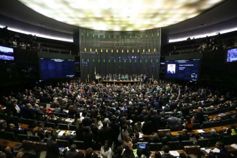 A sessão encerrada com a autorização da abertura do processo de impeachment da presidenta Dilma Roussef durou quase dez horas