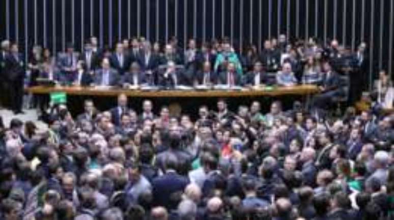 Deputados trocaram insultos no início da sessão