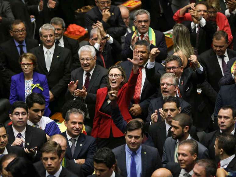 Câmara dos Deputados vota neste domingo (17) o prosseguimento ou não do processo de impeachment de Dilma