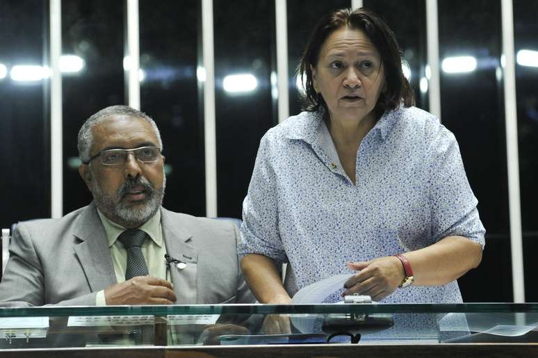 Na foto, senador Paulo Paim (PT-RS) e a senadora Fátima Bezerra (PT-RN)