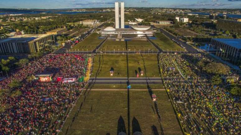 Cerca dividiu manifestantes na capital federal, Brasília