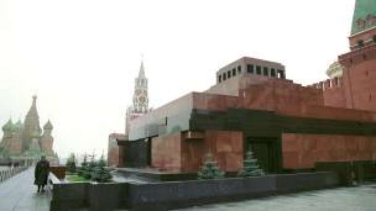 O mausoléu de Lênin na Praça Vermelha é visitado por turistas de todo o mundo
