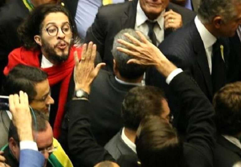 Jean Wyllys cospe em Bolsonaro durante votação sobre impeachment de Dilma na Câmara