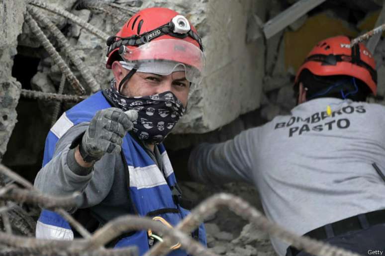 Equipes de resgate ainda tentam encontrar sobreviventes no Equador