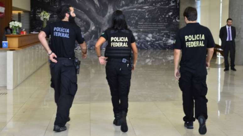 Segundo informou a PF à Justiça, Carrilho se entregou espontaneamente na tarde desta quinta-feira (26), em Curitiba. Ele prestou depoimento e ficará preso na Superintendência da PF na capital paranaense.