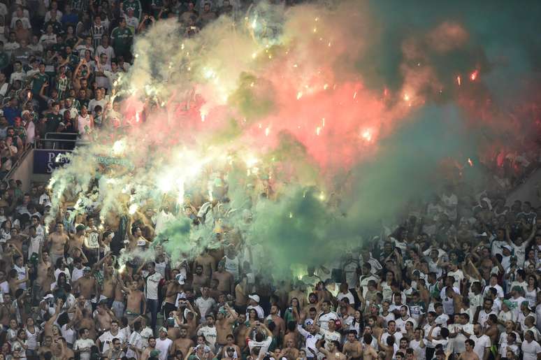 Sinalizador da torcida do Palmeiras causou interrupção da partida no primeiro tempo