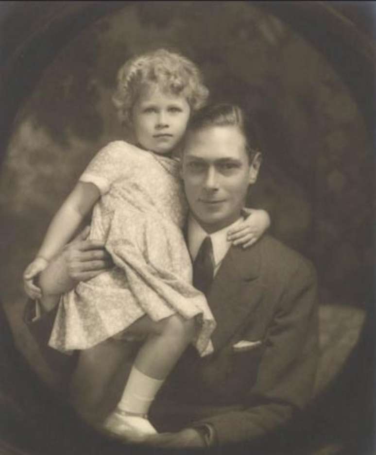 Princesa Elizabeth com o pai, George, então Duque de York, em 30 de julho de 1929