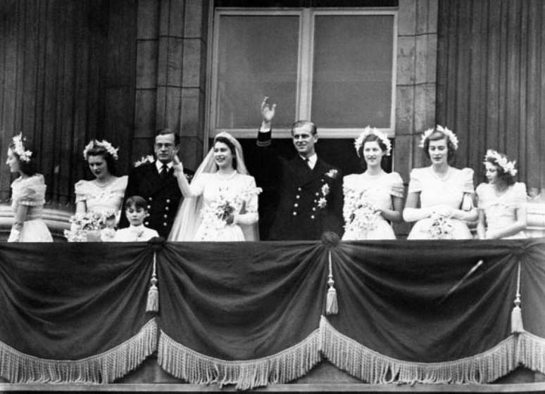 Elizabeth se casou com Philip, Duque de Edimburgo, em 20 de novembro de 1947. Eles são primos de 2° grau, se apaixonaram quando Elizabeth tinha 13 anos. Para casar-se com a futura rainha, Philip renunciou a títulos gregos e dinamarqueses tomando o sobrenome da família britânica de sua mãe