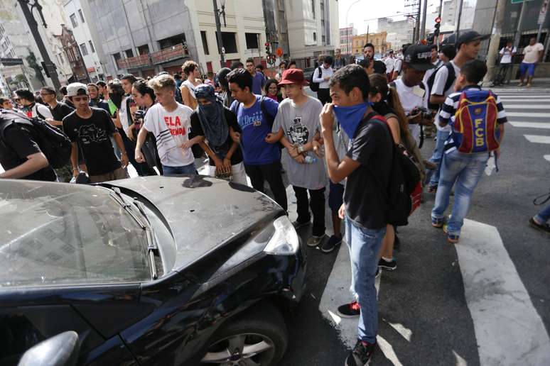 Dezenas de estudantes de escolas técnicas fazem um protesto na manhã desta quarta-feira (20) contra a falta de merenda, bloqueando uma das pistas da Avenida Tiradentes, centro de São Paulo (SP).