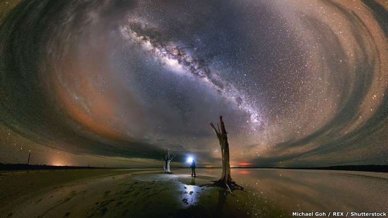 &#034;A câmera é mais sensível que o olho humano - então (a paisagem) não é exatamente assim, mas ver o céu cheio de estrelas e a sombra fraca da Via Láctea e suas faixas centrais de poeira, com o ocasional meteoro passando pelo céu, é uma lição de humildade e é inspirador&#034;, disse Goh.