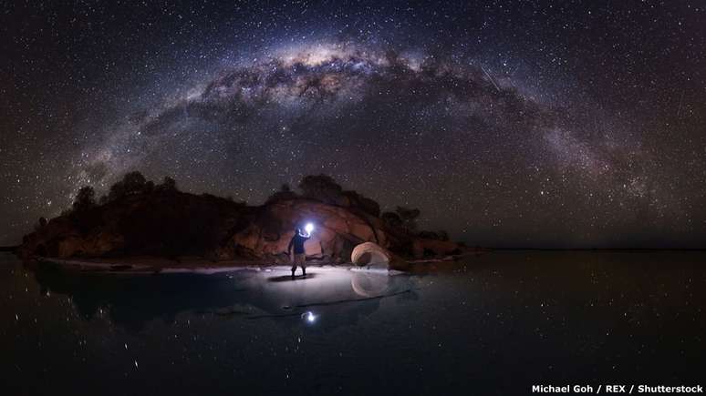 As lagoas de sal no local conhecido como The Pinnacles, tamb&eacute;m no Parque Nacional de Nambung, criam um efeito espelhado junto com as estrelas e montanhas refletidas &agrave; perfei&ccedil;&atilde;o nas &aacute;guas paradas.