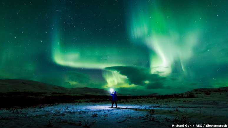 Em suas fotos Goh também conseguiu capturar um fenômeno que pode ser confundido com a aurora boreal. Mas na verdade este brilho verde no ar é causado por várias reações químicas nas camadas mais altas da atmosfera terrestre.