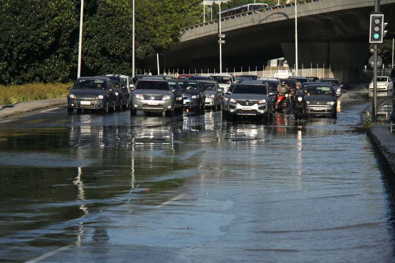 Rompimento de uma tubulação da Cedae interdita os dois sentidos da Radial Oeste, zona norte do Rio de Janeiro 