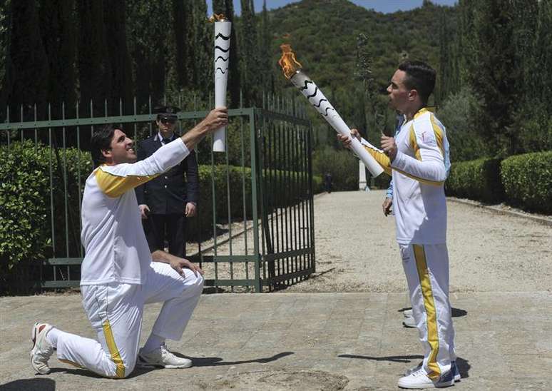 O primeiro atleta a portar a tocha foi o ginasta grego Lefheris Petrounias, que a passou ao brasileiro ex-jogador de vôlei e bicampeão olímpico (1992 e 2004) Giovane Gávio.