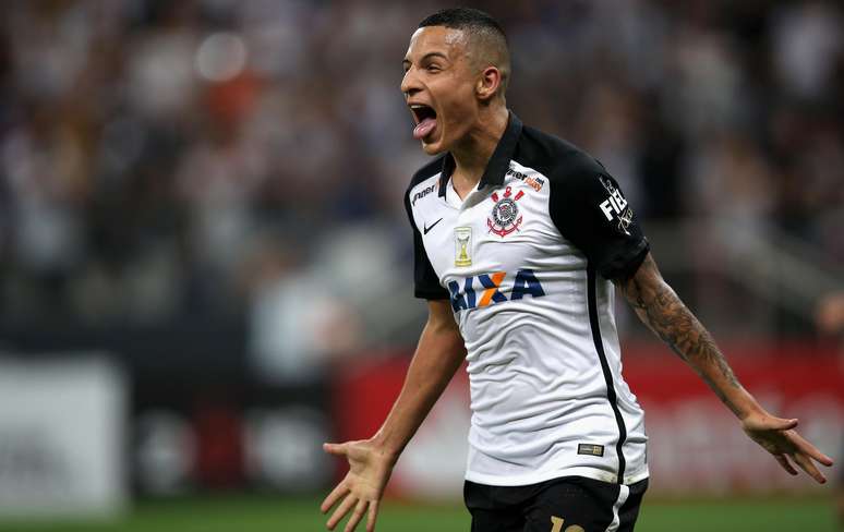 Guilherme Arana comemora gol marcado em chute de fora da área