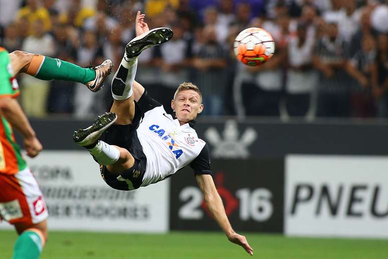 Marlone arrisca voleio e marca golaço na Arena Corinthians
