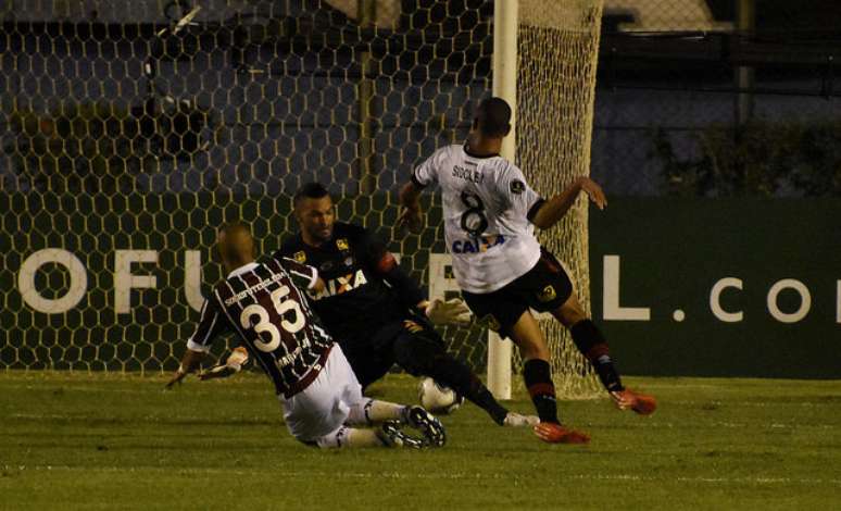 Marcos Júnior escapa da marcação, toca entre as pernas do goleiro e garante título do Fluminense