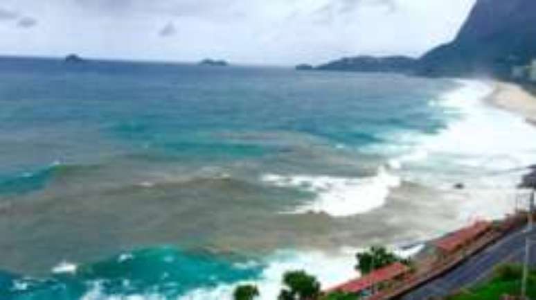 Esgoto se espalha da esquerda para direita pelas &aacute;guas azuis (Foto: ONG Salvemos S&atilde;o Conrado)