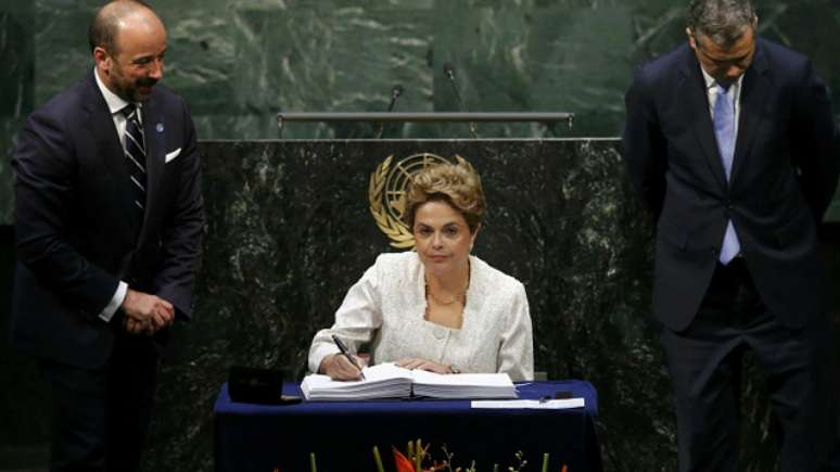 Presidente Dilma Rousseff assina acordo climático durante visita à ONU; presidente discursou, mas não mencionou a palavra 'golpe'