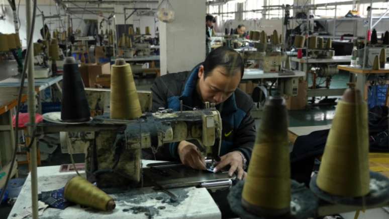 O padre de Tang Yuwen trabalha em uma fábrica de roupas