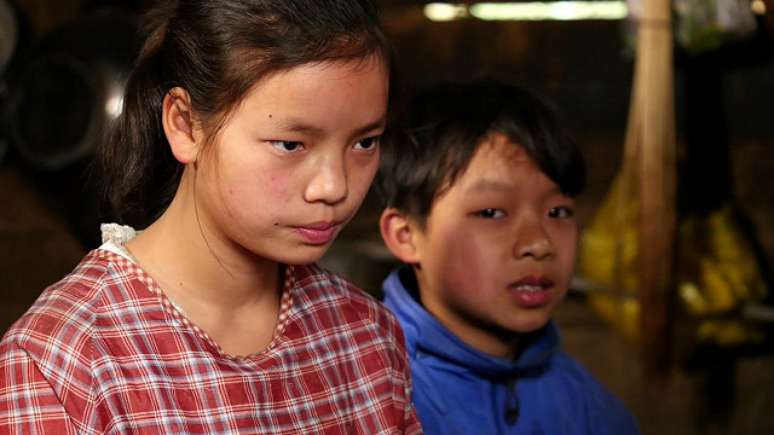 Tao Lan tem 14 anos e cuida do irmão menor enquanto pais moram em outra cidade