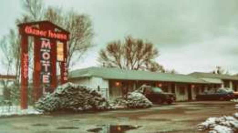 A frente do Motel Manor House em Aurora, Colorado, antes de ser demolido